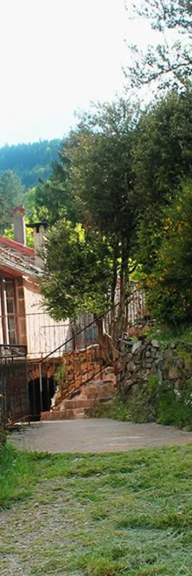 Auberge de Lascours, gîte d'étape pleine nature.，位于Ceilhes-et-Rocozels的酒店
