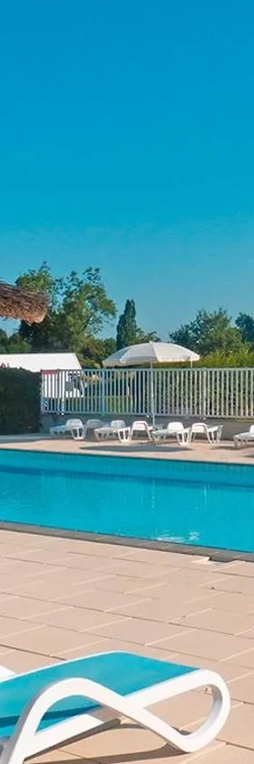 camping Le Clos de la Lère，位于Cayriech的酒店