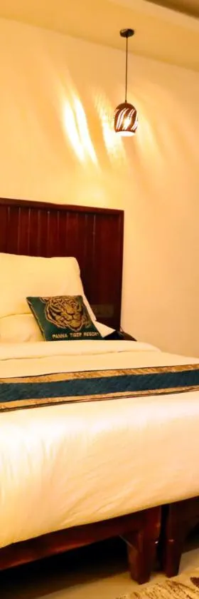 Panna Tiger Resort- Riverside Property，位于Rājgarh的酒店