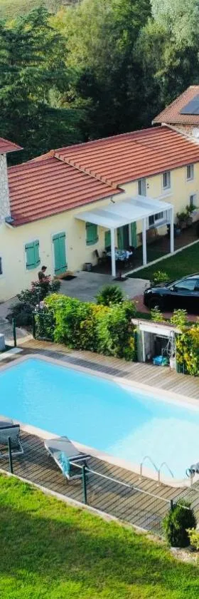 Chambres d'hôtes Les Vernayes，位于Amplepuis的酒店