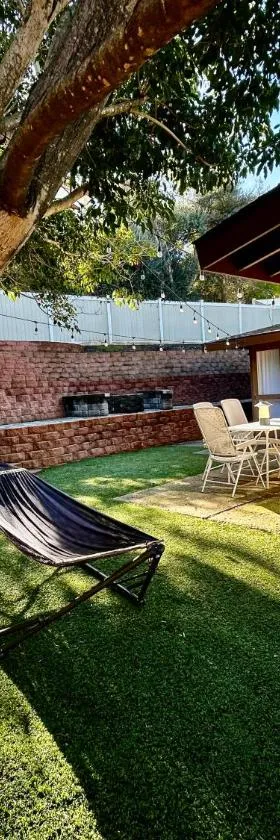 NEW Beautiful San Diego Mid-Century Treehouse，位于Spring Valley的酒店