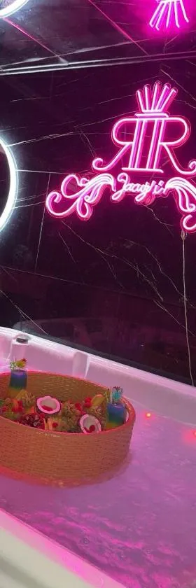 RR Jacuzzi，位于圣洛朗代阿尔布雷的酒店