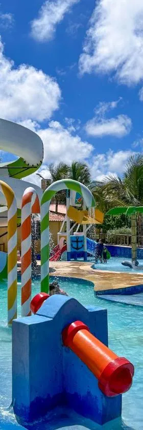 Jangadeiro Praia Hotel Resort - Parque Aquático e Pé na Areia，位于阿奎拉兹的酒店