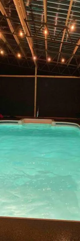 Private Farmhouse with Hot Tub，位于丹德里奇的酒店