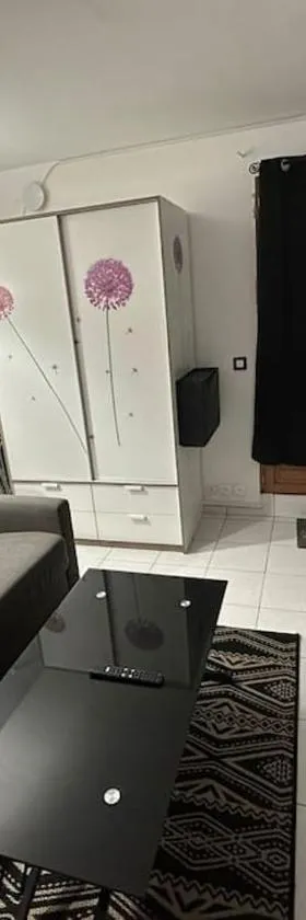 Studio purple proche Paris，位于Chennevières-sur-Marne的酒店