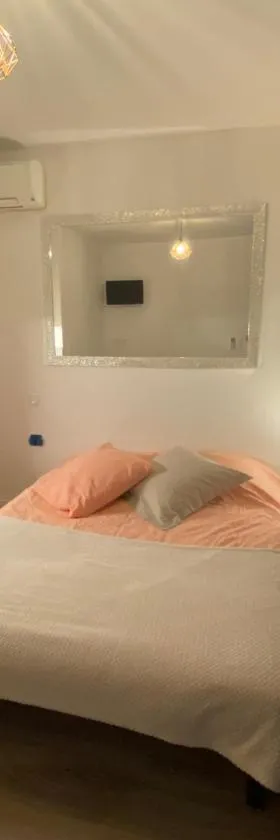 Studio neuf tout équipé，位于Castres-Gironde的酒店