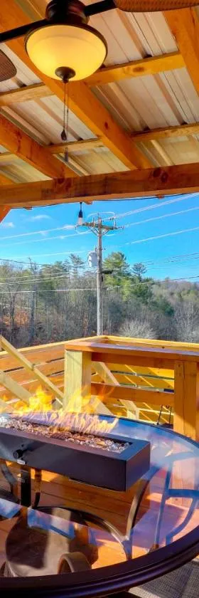 Studio with Loft, Hot Tub and Views in Marshall!，位于Marshall的酒店