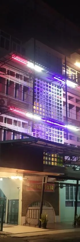 โรงแรมพรถวิล ศรีสะเกษ Sisaket PonTaWin Budget Inn，位于四色菊的酒店