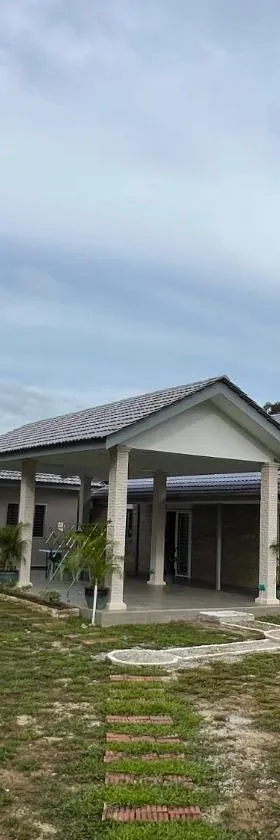 Sunny Lake House - Entire bungalow, 5 rooms, 16 persons，位于Behrang Hulu的酒店
