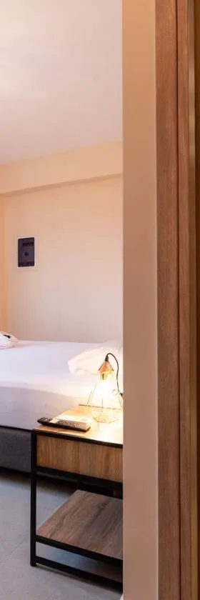 Mini Suites Near Athen's Airport Free Shuttle From and to Athen's Airport，位于斯巴达的酒店