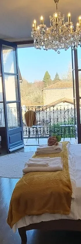 Chez Jack Confolens，位于孔佛朗的酒店