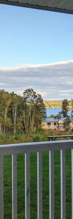 Cute Lower Level Cedar Lodge Room with Balcony & Lake Views!，位于拉科尼亚的酒店