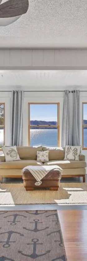Villa Del Lago - Lakehouse in Pepin，位于Pepin的酒店
