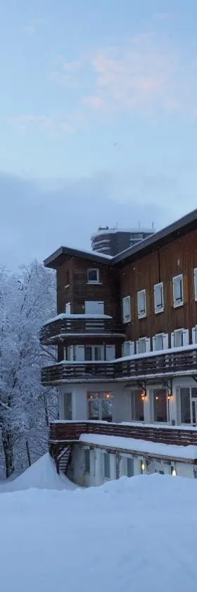 Auberge de Jeunesse HI Chamrousse，位于尚鲁斯的酒店