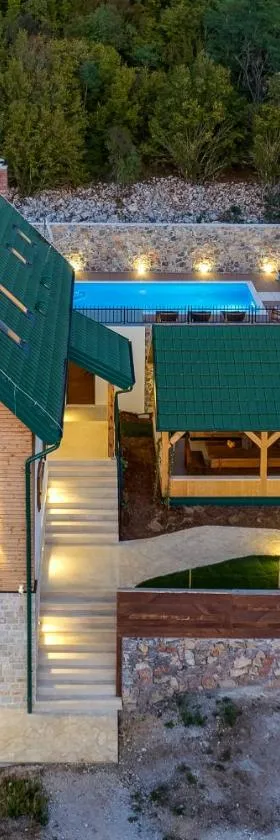 SOKOL - Falcon's nest villa，位于Gračac的酒店