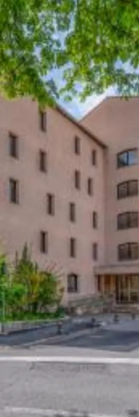 Grand studio confortable jusqu'à 4 personnes，位于迪涅莱班的酒店