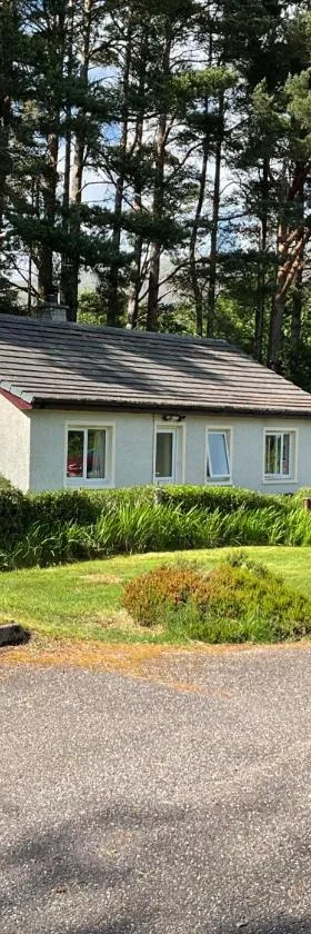 The Pines Self-catering cottage,Wester Ross, Scotland，位于金洛赫尤的酒店