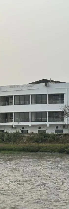 ICHHAMATI HOTEL AND RESTAURANT，位于Hāsnābād的酒店