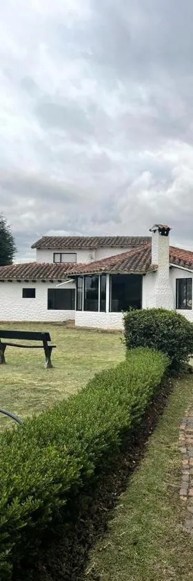 Luxury Finca el Ensueño, casa entera, con Sauna, Jacuzzi, BBQ y Caballos，位于Tenjo的酒店
