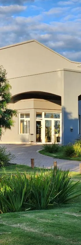 Howard Johnson Hotel & Resort Funes，位于富内斯的酒店