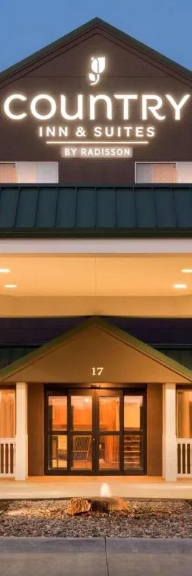 卡尔森 - 康瑟尔布拉夫斯乡村套房酒店，位于康瑟尔布拉夫斯的酒店