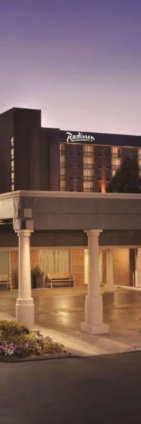 Radisson Hotel Louisville North，位于杰斐逊维尔的酒店
