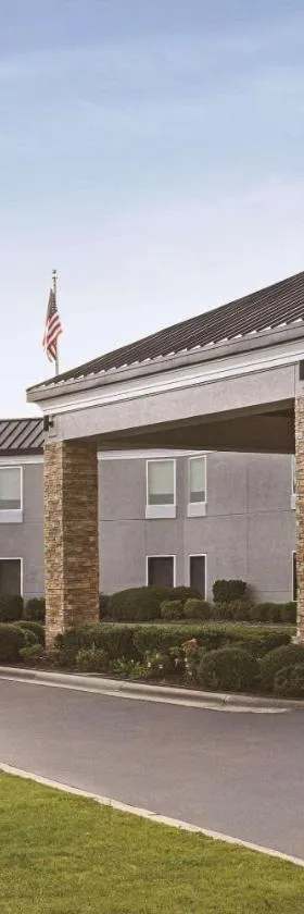 Country Inn & Suites by Radisson, Dunn, NC，位于邓恩的酒店