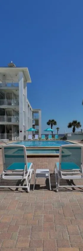 Coastal Waters 107 - A Studio Poolside Retreat，位于新士麦那海滩的酒店