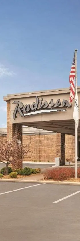 Radisson Hotel and Conference Center Fond du Lac，位于丰迪拉克的酒店