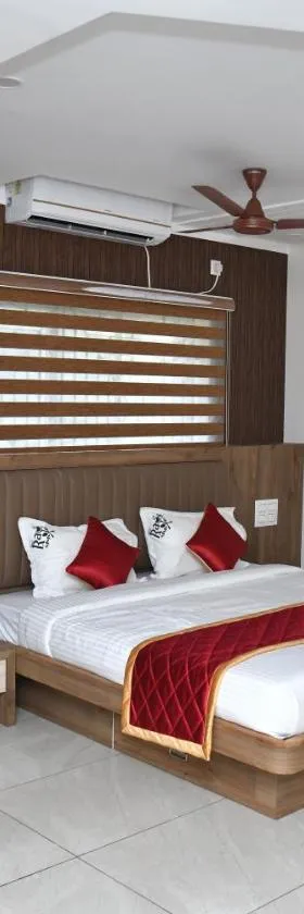 Hotel Rays Inn Boarding & Lodging，位于Dharmastala的酒店