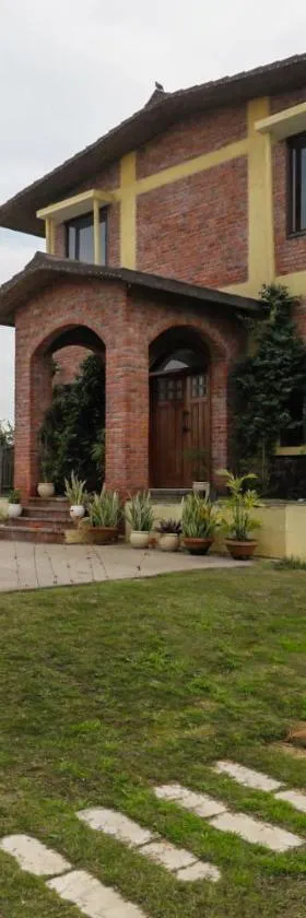 Alaya Stays 3 BHK Farmhouse wit Pvt Pool & Garden - Anantara，位于Gunta的酒店