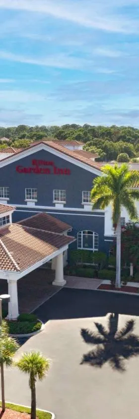 圣露西港/美国职业高尔夫球协会村希尔顿花园酒店，位于圣露西港的酒店