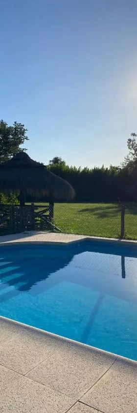 La Calma Casa Quinta - PISCINA, PARRILLA, WIFI -，位于皮拉尔的酒店