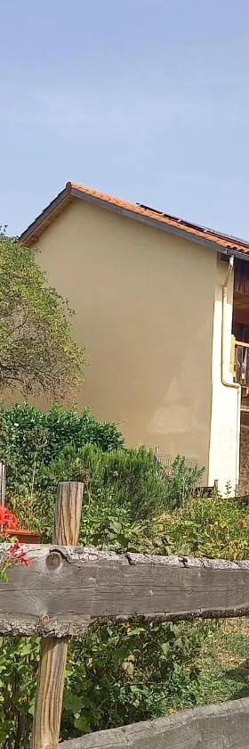 Chambre d'Hôtes Côté Glycine，位于Juré的酒店