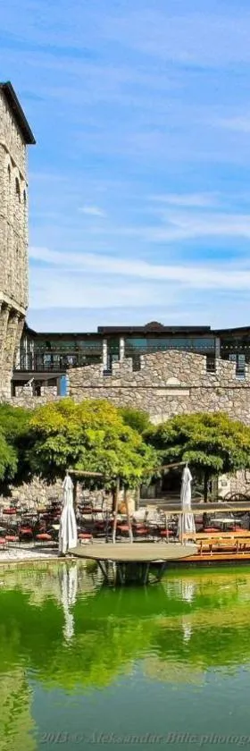 Etno selo Stanišići Hotel Pirg，位于Dvorovi的酒店