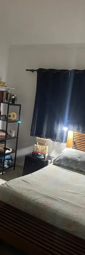 Quarto para casal com banheiro individual exclusivo para o hóspede em apartamento compartilhado，位于阿尔费纳斯的酒店