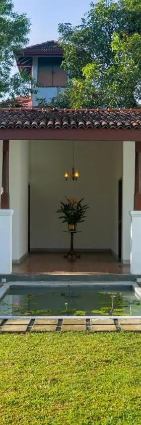 Summer House - Private villa close to International Airport BIA，位于贾埃勒的酒店