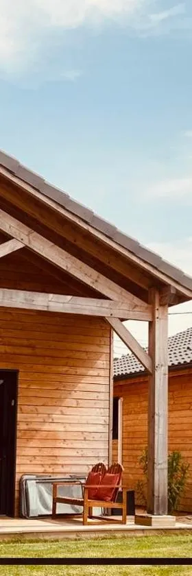 CHALET MONTANA - AU COTTAGE DU MEDOC - Proche de BORDEAUX，位于圣奥班德梅多克的酒店