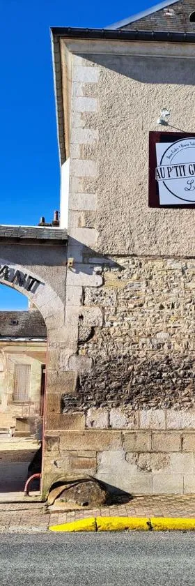 Au P'tit Gueul'ton，位于Les Aix-dʼAngillon的酒店