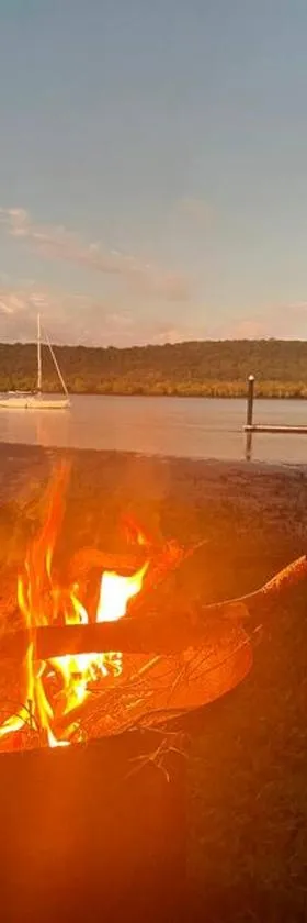 Waterfront, Deep Water Pontoon, views to Straddie，位于Russell Island的酒店