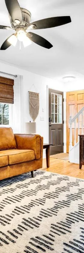 Thomas Trail - Game Room, Fire Pit, 1 min to Ski Mountain & Shared Beach!，位于Bridgton的酒店
