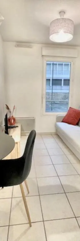 Appartement T2 centre ville, balcon，位于博讷维尔的酒店
