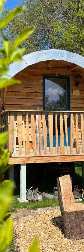 La roulotte tiny house du Mond'idéal，位于Leval的酒店