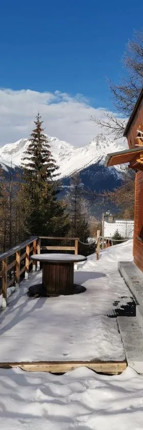 Petit chalet Valfréjus pied des pistes，位于莫达讷的酒店