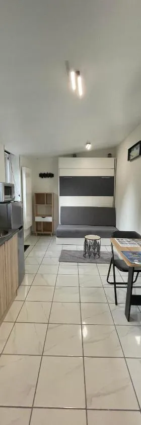 Studio avec jardin clos，位于Verton的酒店