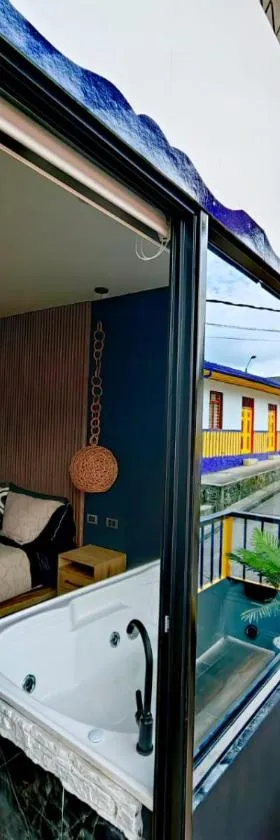 Habitacion Deluxe 2 con Jacuzzi a 20 mt del parque，位于萨兰托的酒店