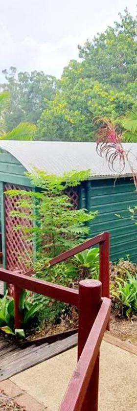 Birdsong Train Carriage Cabin with Outdoor Bath，位于Palmwoods的酒店