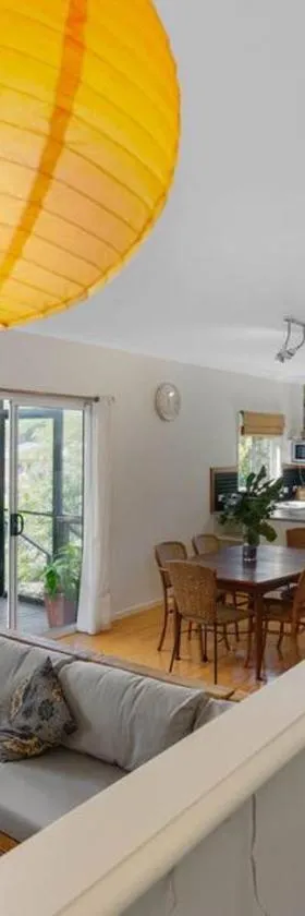 Enchanted Garden Cottage with Bikes and Air Con，位于Russell Island的酒店