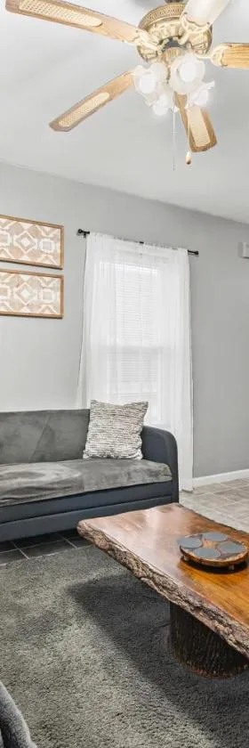 Sleeps 5 near ferry, train to Boston and downtown 3br apartment，位于新贝德福德的酒店