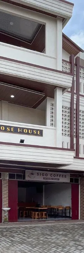 RedDoorz at Rose House Simpang Pemda Medan Selayan，位于Sunggal的酒店